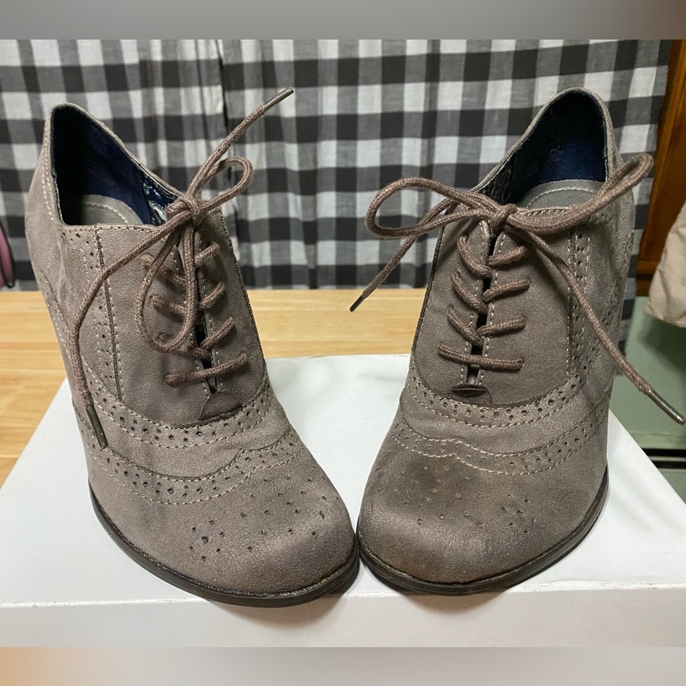 Cute As Hell Fioni Bootie in Gray Size 9.5 Like New!